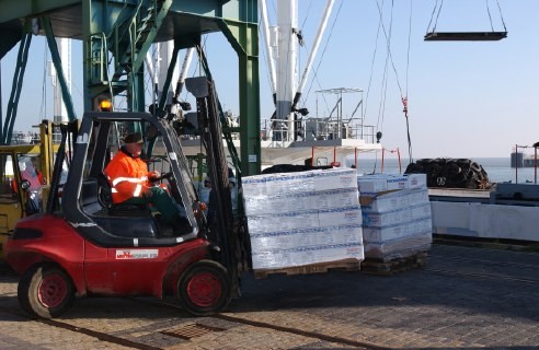 Interne Logistik: F�r den Transport zwischen den K�hlh�usern und f�r Umschlagsaufgaben stehen eigene Fahrzeuge zur Verf�gung