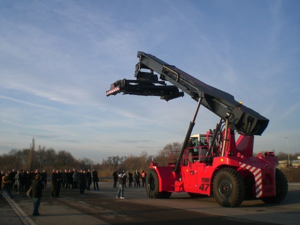 Vorweihnachtliche Bescherung: Anfang Dezember erhielt der Hafen Halle nicht zuletzt f�r die nun erweiterten Terminalfl�chen einen weiteren Reachstacker