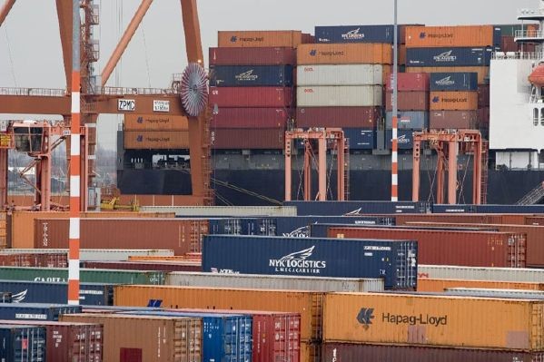 Die Seeh�fen bekommen zunehmend Schwierigkeiten beim Abtransport von Containern
