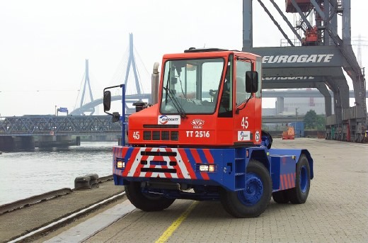 elastbarer Terminalmitarbeiter: C.V.S Ferrari bietet f�r das Verfahren von Sattelaufliegern und Anh�ngern in Containerterminals, Speditionen und Logistikzentren die Serie FYT an