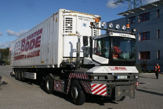 Terminaltraktor im Speditionseinsatz: Die Reinbeker Spedition Bode setzt auf ihrem L�becker Terminal ebenfalls eine spezielle Zugmaschine von Terberg ein