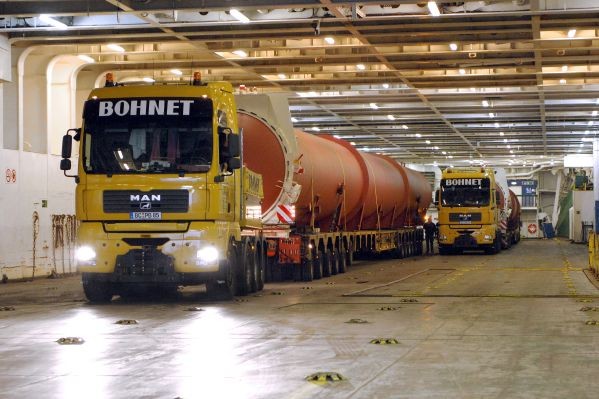 Das Verladen in die "Urd" erfordert ein geschultes Auge und viel Erfahrung