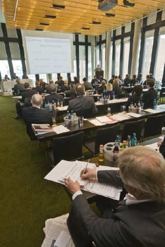...dieser Problematik nahm sich auch der 2. See-Hafen-Kongress an, der am vergangenen Wochennede in Hamburg stattfand 