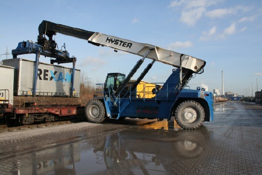 Heb auf wenn Du Schalker bist! Der k�nigsblaue Hyster ReachStacker ist eine Sonderanfertigung f�r das Container Terminal Herne 