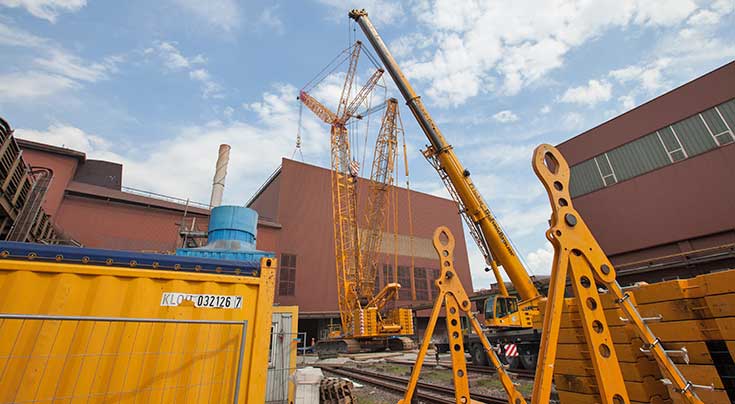Typisch Industrie: Wenig Platz und schwierige Freiraumverhältnisse kennzeichneten den Einsatz des CC 2400-1 von Fricke-Schmidbauer in Salzgitter. Foto: Terex Typisch Industrie: Wenig Platz und schwierige Freiraumverhältnisse kennzeichneten den Einsatz des CC 2400-1 von Fricke-Schmidbauer in Salzgitter. Foto: Terex