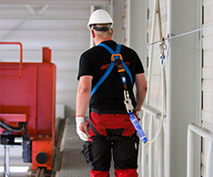 Seilsicherungssysteme gewähren heute bei Höhenarbeitsplätzen uneingeschränkte Bewegungsfreiheit. Foto: ABS Safety Seilsicherungssysteme gewähren heute bei Höhenarbeitsplätzen uneingeschränkte Bewegungsfreiheit. Foto: ABS Safety