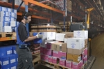 Arbeitsteilung: Per Pick-by-Voice beladen, rollt das FTS anschlie�end selbstt�tig zur Warenausgabe