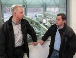 Klare Sache: Ernst Hauke (l.) und Georg Metzner sind von der Qualit�t der transparenten Efaflex-Tore (hi.) �berzeugt.