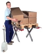 Drei Stege f�r ein Hebeluja: Der Flexlift Hubtisch FE erleichtert den Umgang mit Europaletten