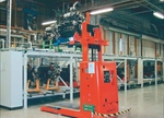 Navigation per Laser: Die Gabelstapler transportieren bis zu 1.500 kg schwere Motoren automatisch zwischen Montage und Pr�fraum