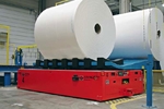 Gr��ere Toilette? Nein, keine Angst! Diese 4.000 kg schweren Papierrollen sind auf dem Weg ins Lager 