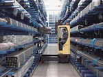 Bei der Stange bleiben: Elektro-Mehrwege-Seitenstapler erm�lichen mehr Ergonomie bei Transporten auf engem Raum