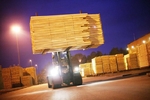 Holzauge sei wachsam: F�r das Handling seiner Holzprodukte setzt S�dra auf Schwerlaststapler von Kalmar