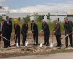 Los gehts: Thomas Hehnle (Noerpel), Gisbert Sch�fer (Cognis), Frank Rudat (Noerpel), Georg Lipinski (Cognis), Stefan Noerpel-Schneider (Noerpel), Ivo G�nner (OB Ulm), Hartmut Noerpel-Schneider (Noerpel), Stefan Rapp (Rapp-Architekten) beim Spatenstich