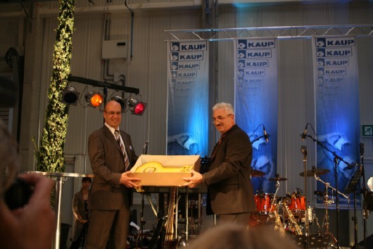 Offiziell: Sigmar Schumacher (re.) �bergibt Holger Kaup den "Schl�ssel" f�r die neue Montagehalle