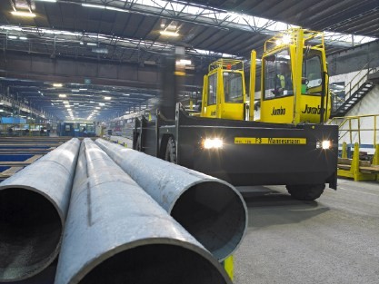 Kein Rollen: Die Keile auf der Ladefl�che sorgen f�r sicheren Halt der Rohre
