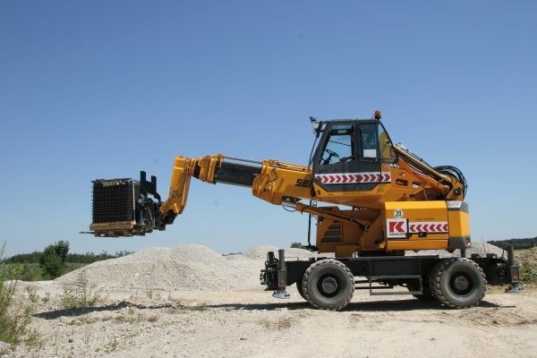 Schwerer Stapler f�r die Baustelle: Die Mastaufnahme erlaubt auch das Arbeiten mit klassischen Gabelzinken - beispielsweise f�r das Entladen von Baustofflieferungen