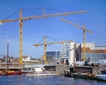 Arbeiten mit begrenztem Schwenkbereich: Aus Sicherheitsgr�nden d�rfen Hauptbahnhof und Gleisanlagen nicht im Arbeitsbereich der Amsterdamer Liebherr-Krane liegen