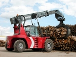 Rationeller Holzumschlag: F�r S�gewerken und Holzlagerpl�tze hat Kalmar leistungsstarke Ladern im Programm.