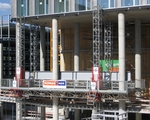 Herausforderung: Eine individuelle Mastkletterb�hne-Konstruktion von Alimak Hek wurde um die Pfeiler montiert, hinter denen die Stahltr�ger eingef�delt wurden