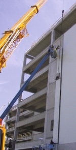 Immer an der Wand lang: Zu den Vorz�gen des Clad-Boy von Aero-Lift z�hlt beispielsweise die vertikale Anlieferung von Wandverkleidungen