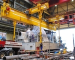 �berdimensional: Anschlagen der h�henverstellbaren Zugstangen der speziell angefertigten H-Lasttraverse mit 2-Kran-Aufh�ngung an die Industrieturbine