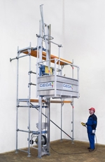 Kompakt: Bei einer Tragf�higkeit von 200 kg und einer Hubgeschwindigkeit von 25 m/min. f�hrt der Geda 200 Z bis zu einer H�he von 35 m