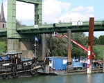 Reduzierte Servicekosten: Statt eines herk�mmlichen Br�ckenuntersuchungsger�tes wurde eine Duisburger Hafenbr�cke mit einer "normalen" Lkw auf Schwimmponton untersucht
