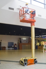 Auf kleinster Fl�che nach oben: Der Senkrechtlift 1230 ES ist mit seiner Breite von 76 cm und einem Gewicht von 790 kg absolut f�r Indooreins�tze konzipiert