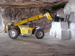 Immer rein mit den T�schchen: Der Kramer Allrad Teleskop 4009 verf�llt ausgediente Grubeng�nge mit Big Bags