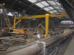 Arbeit bis der Zug kommt: Der Kuli-Portalkran bei der Montage im Leipziger Hauptbahnhof 