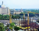 Wahrzeichen der Stadt: Drei 110 EC-B 6 FR.tronic und einen 130 EC-B 6 FR.tronic lieferte Liebherr zum Bau des Casa Presei Libere nach Bukarest
