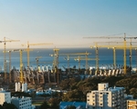 Koordinierte Zusammenarbeit: Beim Neubau des Kapstadter Green Point Stadions sind derzeit insgesamt 19 Liebherr-Obendreherkrane im Einsatz