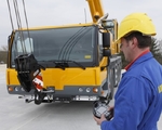 Wippzylinder fernbedient: Das BTT bietet dem Kranfahrer die M�glichkeit, die Hakenflasche an der Kransto�stange mit Sichtkontakt ein- und auszuh�ngen