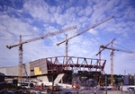 Schwaben unter sich:Insgesamt drei Liebherr-Turmdrehkrane unterst�tzen die umfangreichen (Stahl-) Bauarbeiten am neuen Porsche-Museum