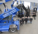 Auf ins Blaue: �bergabe der ersten Manitou Arbeitsb�hnen an Beyer