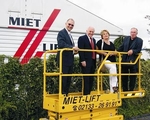 Vereinbarung (v.r.): Ehepaar Reinold (Mietlift), Wolfgang Roth und Hans-Hasso Kersten (beide mateco) besiegeln die Mietlift-�bernahme vor Ort.