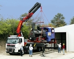 Erste Hilfe f�r Jim Knopf: Ein Palfinger PK 100002 beim Umsetzen einer historischen Dampflokomotive mit speziellem Laufwerk f�r den alpinen Einsatz