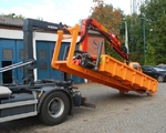 Flexibel: Auf dem Actros 2032 wurde das Palfinger-Abrollsystem Palift mit Hakenlift inklusive des Ladekrans PK 8500 montiert