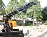 Neuer Kran mit zeitgem��er Ergonomie: Bequem vom Boden aus steuert der Lkw-Fahrer die Kranfunktionen des Terex TLC 380.3 per Funkfernsteuerung