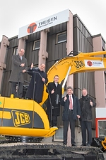Symbolische �bergabe der ersten von 250 Maschinen f�r 2008 (v.l.): Andreas Schilling (Theisen), Franz Felzen (JCB), Dirk Schlitzkus (Theisen), Siegfried Janssen (JCB) und Alexander Renner (Theisen)