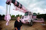 Ausgefallene Wohltätigkeit mit Terex-Kran: Der pinkfarbene T 340-1 von Phoenix Crane Rental mit Kranfahrerin Jessica Ives. (Foto: Terex) Ausgefallene Wohltätigkeit mit Terex-Kran: Der pinkfarbene T 340-1 von Phoenix Crane Rental mit Kranfahrerin Jessica Ives. (Foto: Terex)