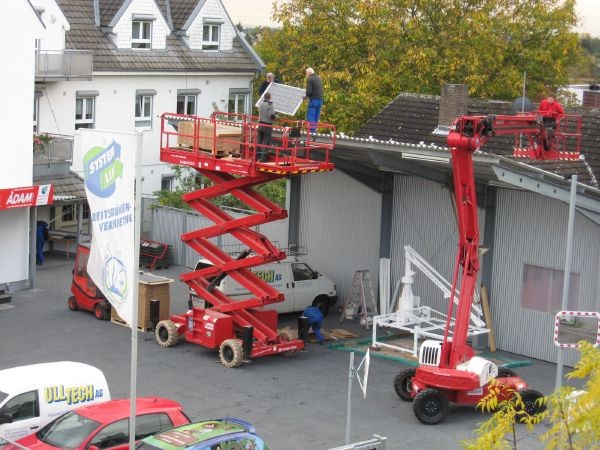 91 Elemente auf 120 m2: Auf Erfahrungen anderer System-Lift-Partner aufbauend ging die Montage auf den Adam-Geb�uden z�gig voran