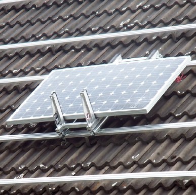 Schienentransport: Der Solarmodulverteiler SMV 150 transportiert die Module entlang der Montageschienen