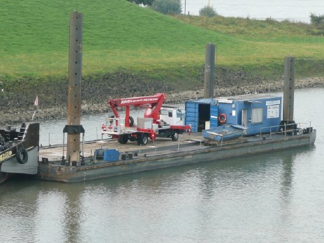 Ungew�hnlicher Einsatz: Um den Ponton im Einsatz zu stabilisieren, erhielt die schwimmende Arbeitsplattform vier zus�tzliche St�tzen
