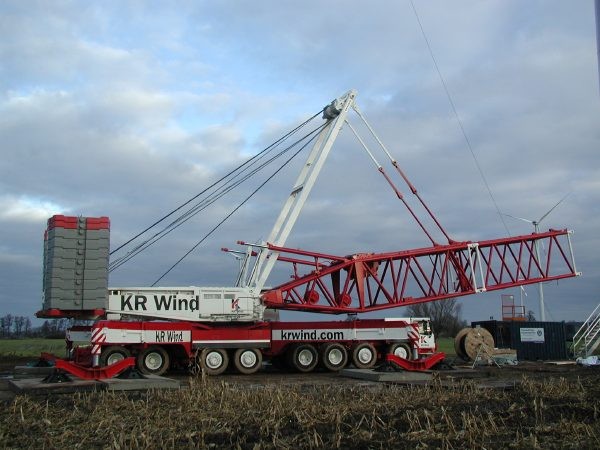 Gro�ger�t: Vor allem f�r die Errichtung von Windkraftanlagen verf�gt KR Wind �ber weitere Gittermastmaschinen wie den LG 1550 von Liebherr