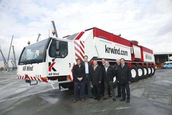Der Unterwagen ist schon mal einsatzbereit (v.l.): Jan van Seumeren jr. (Mammoet), John Hartvig Larsen (KR Wind) sowie Karl Passing, Dieter Walz, Klaus Huberle, Lars M. Rautenberg Jensen und Hans-Dieter Willim  (alle Liebherr-Werk Ehingen)