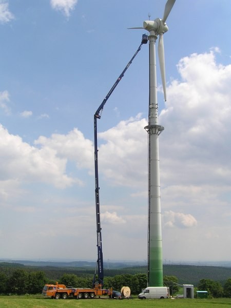 Mit Wachstumsraten: Der derzeitige Boom bei Windkraftanlagen wird zuk�nftig mit einem entsprechend hohen Wartungsbedarf durch Arbeitsb�hnen verbunden sein