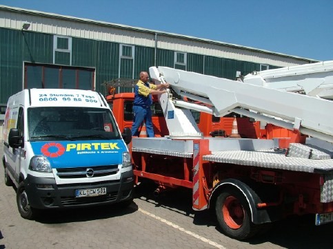 Kurzfristig: Der mobile Hyraulikservice von Pirtek steht seinen Kunden rund um die Uhr zur Verf�gung und gew�hrleistet damit schnelle Hilfe bei Schlauchplatzern