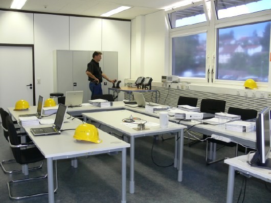 Theoretische Grundlagen: In einem kombinierten Schulungsangebot werden die Inhalte vor und w�hrend der Praxiseinheiten durch Simulationen an Rechnern erl�utert